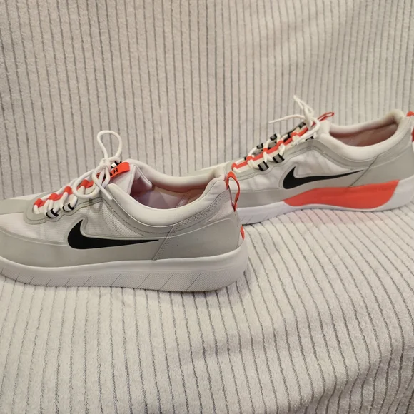 Nike SB Nyjah Free 2 in white-grey-orange